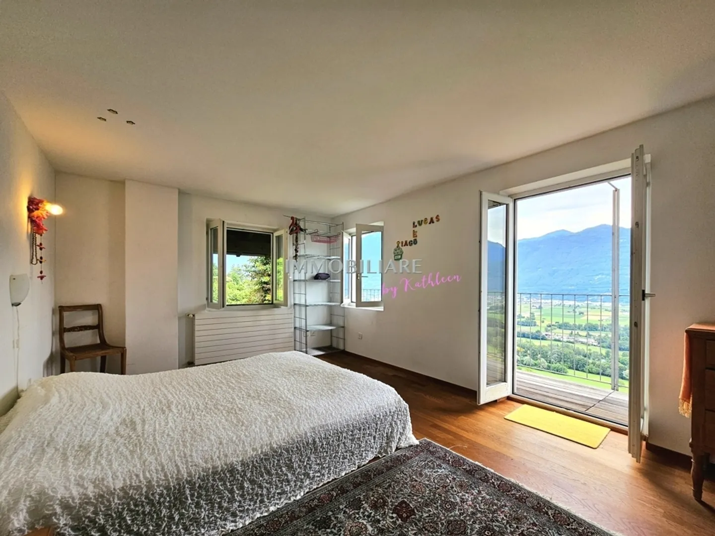 A special retreat amidst the vineyards: renovated Ticino house - Photo 12 of 13