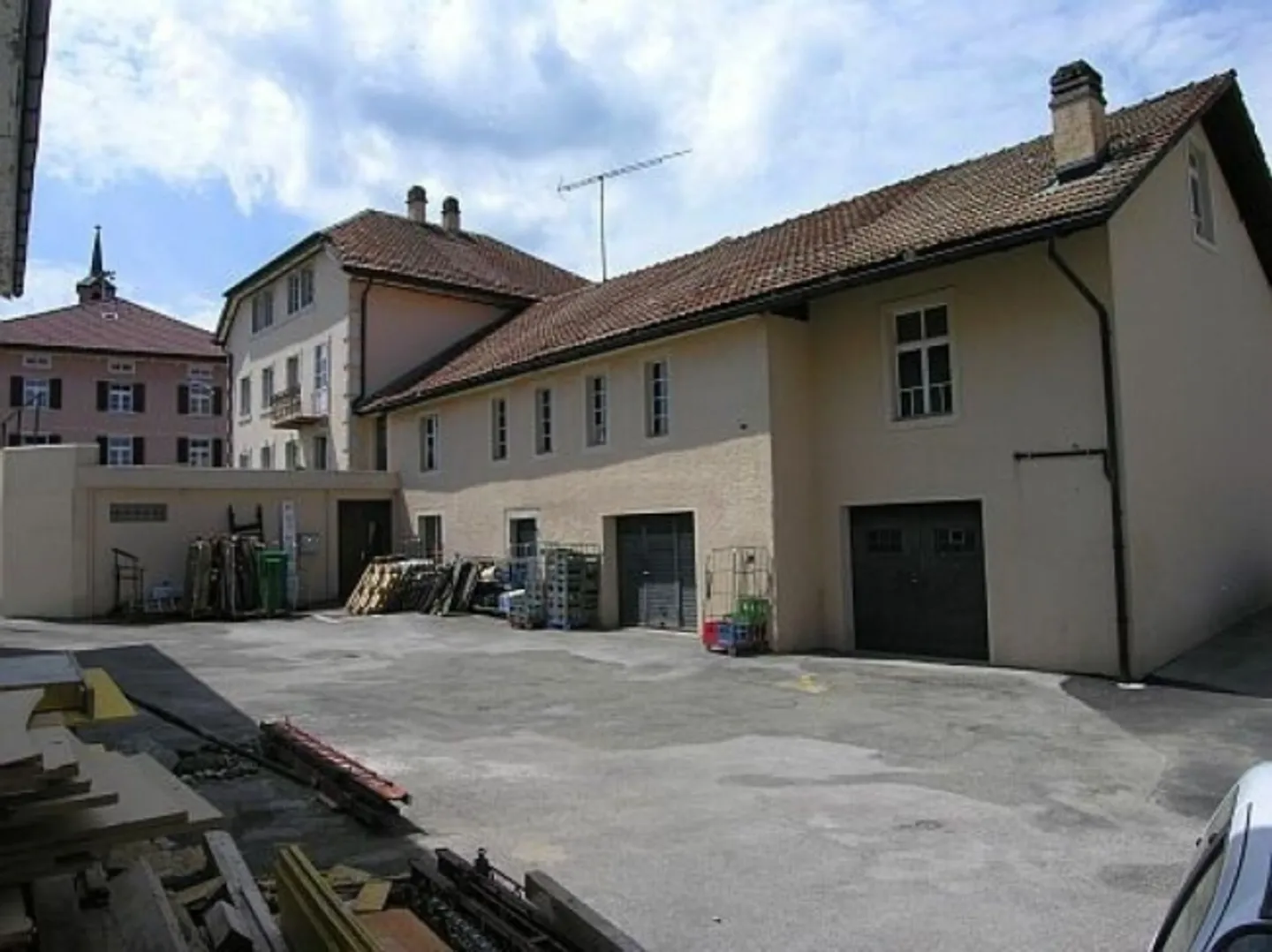 ATTRACTIVE DEPOT WITH RAMP AND ATTIC - IDEAL LOCATION ON THE MAIN ROAD - Photo 3 of 6