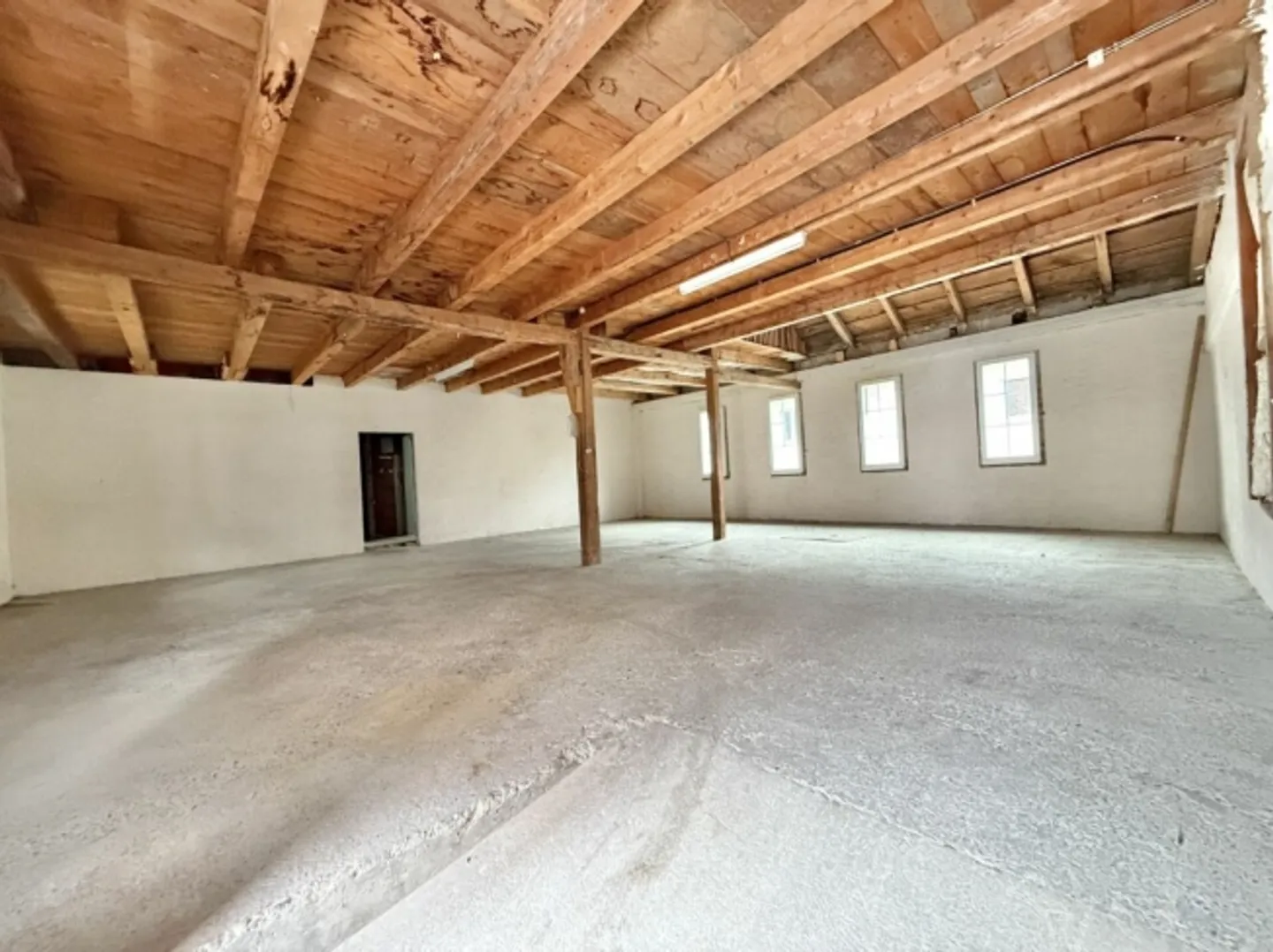 ATTRACTIVE DEPOT WITH RAMP AND ATTIC - IDEAL LOCATION ON THE MAIN ROAD - Photo 5 of 6