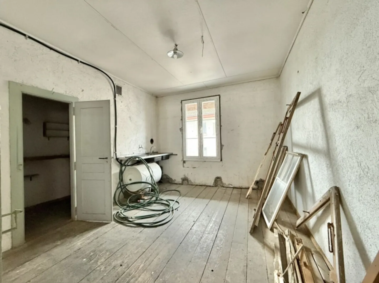 ATTRACTIVE DEPOT WITH RAMP AND ATTIC - IDEAL LOCATION ON THE MAIN ROAD - Photo 6 of 6