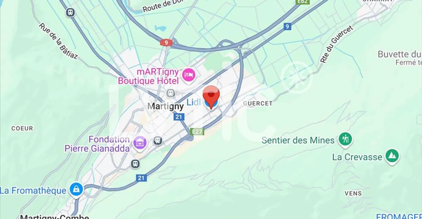 Mixed-use building for rent - Photo 1 of 8