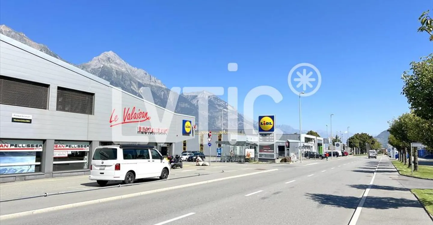 Mixed-use building for rent - Photo 3 of 8