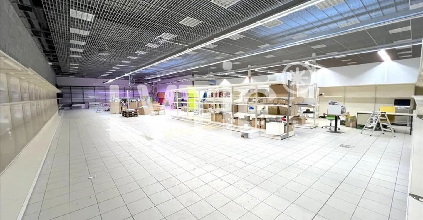 Mixed-use building for rent - Photo 4 of 8