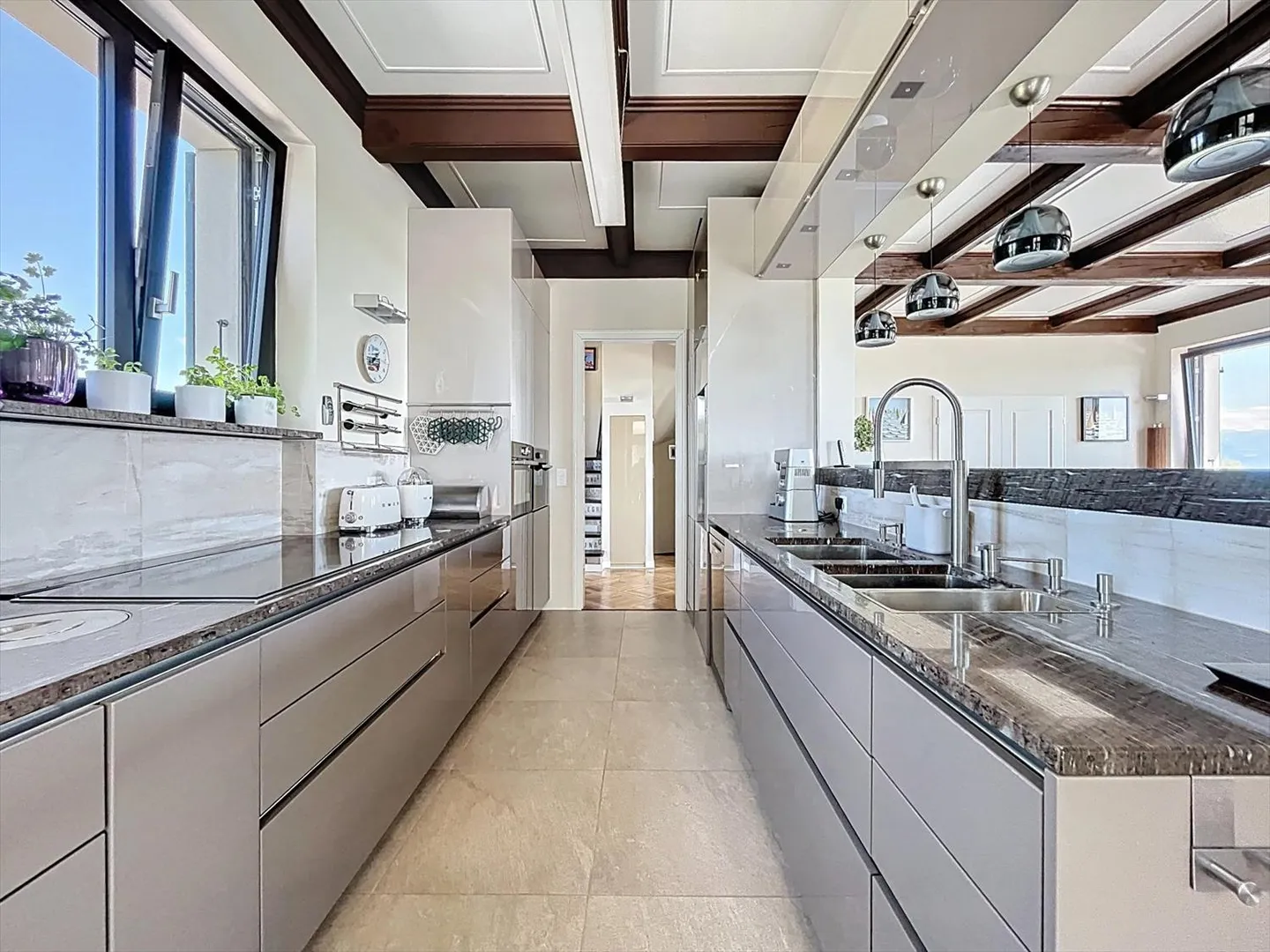 Magnifica villa con vista mozzafiato sul lago - Foto 4 di 13