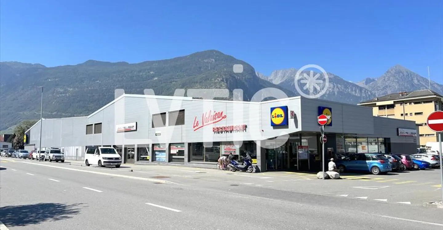 Mixed-use building for rent - Photo 8 of 8