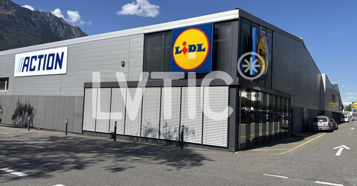 Mixed-use building for rent - Photo 6 of 8