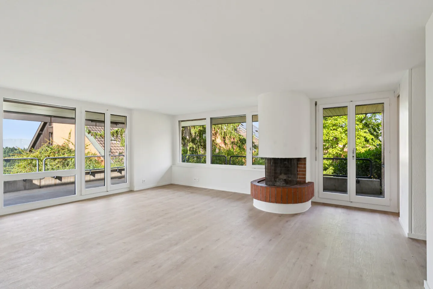 Spacious End Row House with Garden in Zurich Witikon - Photo 3 of 9