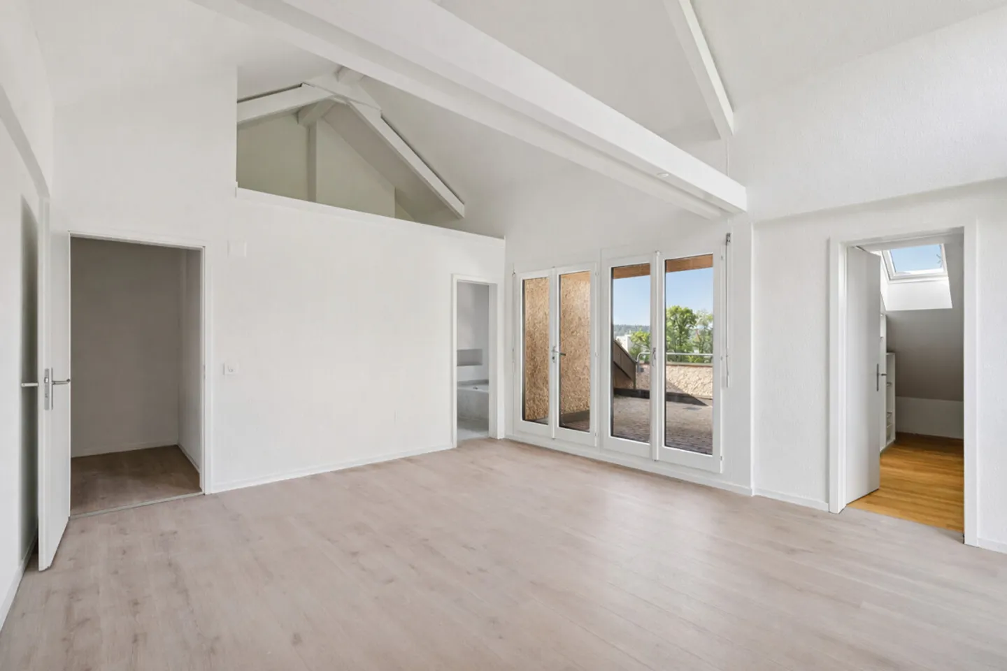 Spacious End Row House with Garden in Zurich Witikon - Photo 5 of 9