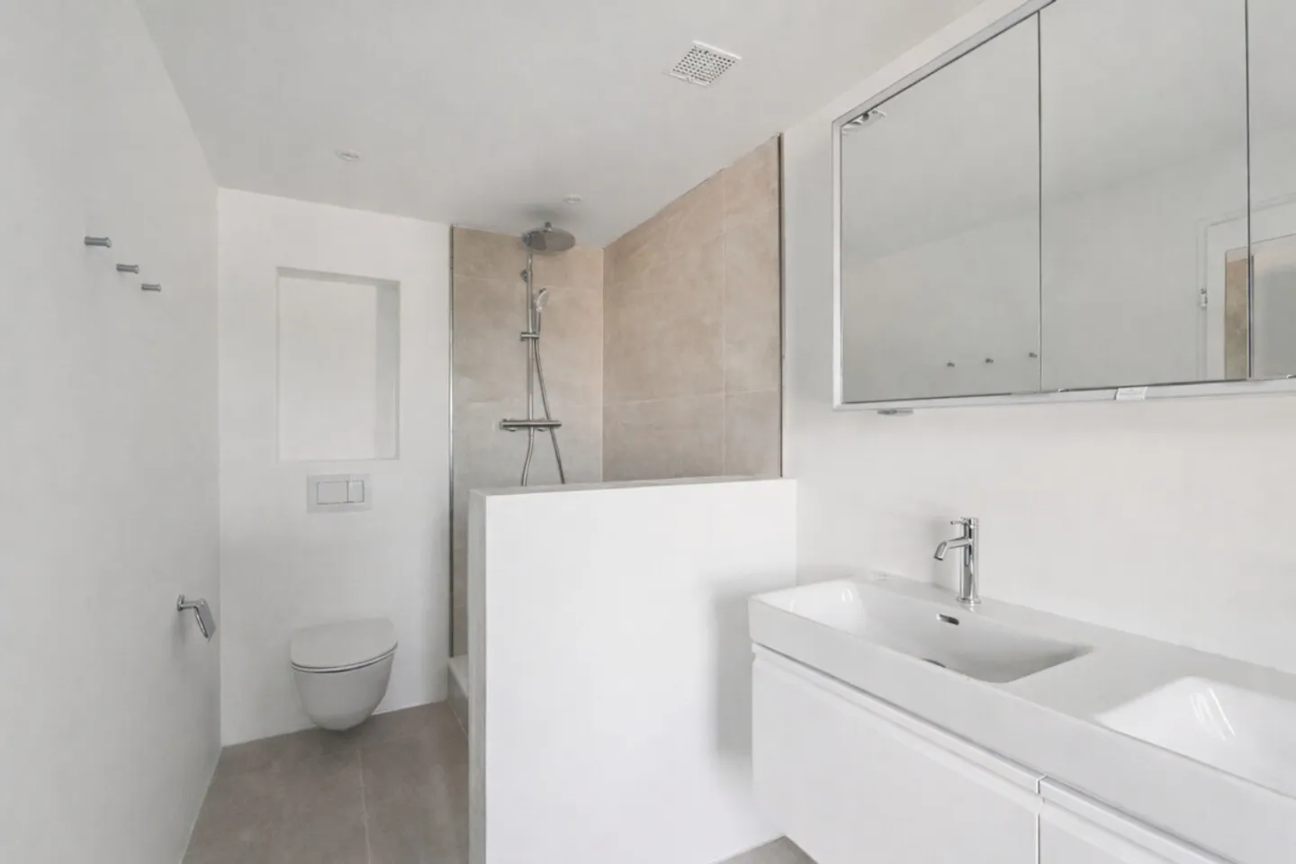 Spacious End Row House with Garden in Zurich Witikon - Photo 6 of 9