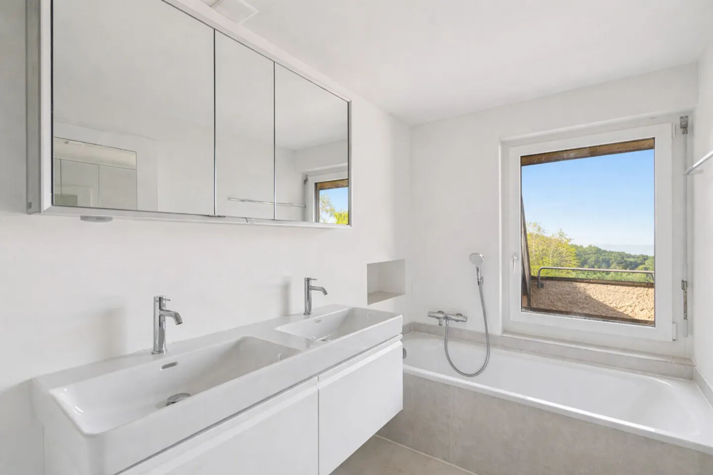 Spacious End Row House with Garden in Zurich Witikon - Photo 7 of 9