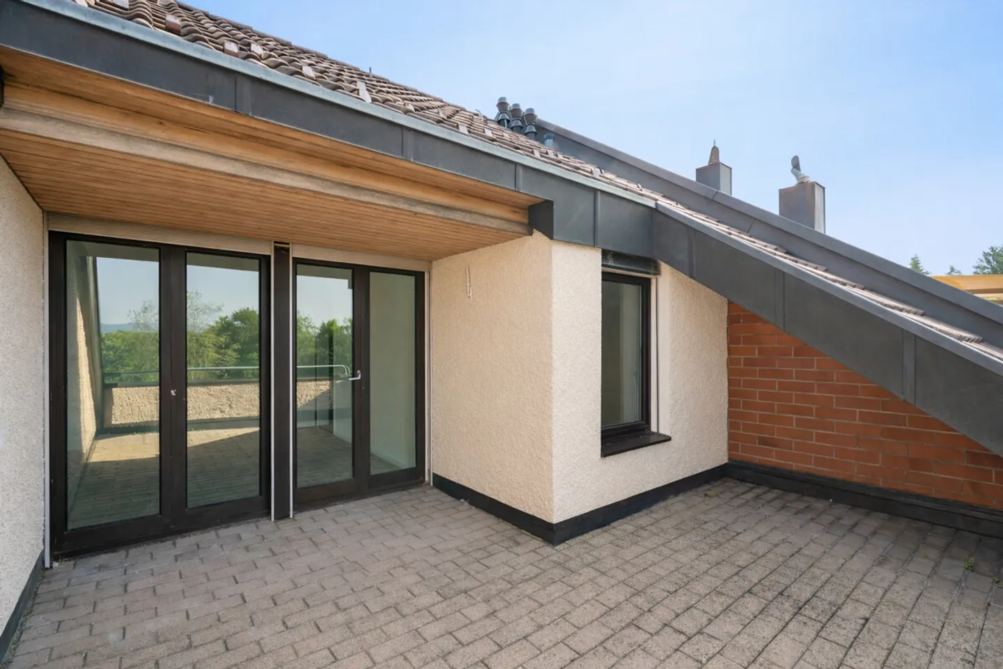 Spacious End Row House with Garden in Zurich Witikon - Photo 8 of 9