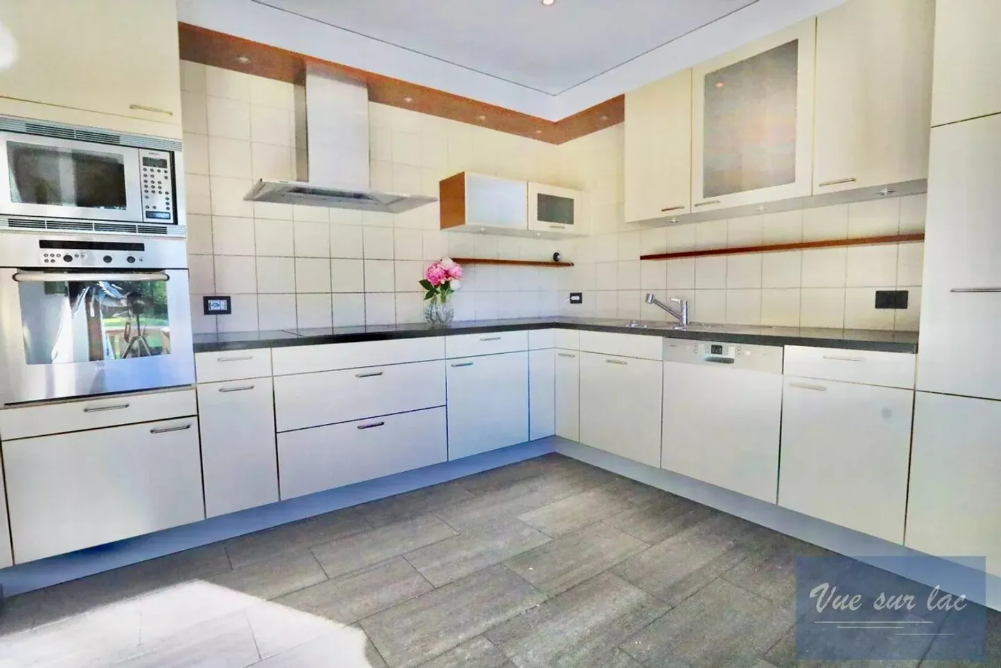 Contemporary villa, beautiful quiet plot with no overlooking - Photo 9 of 13