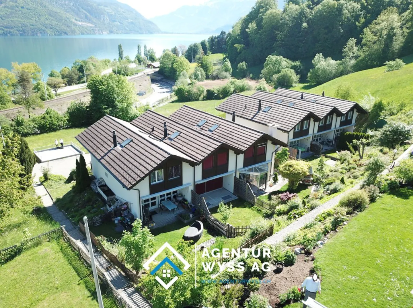 Incantevole Casa a Schiera con Vista Lago - Foto 1 di 11
