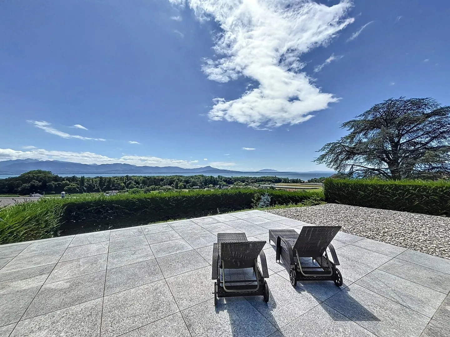 Wunderschöne Villa mit atemberaubendem Blick auf den See - Foto 1 von 13