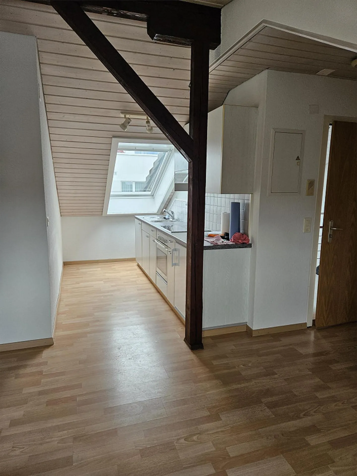 1 1/2 room attic apartment for singles - Photo 2 of 8