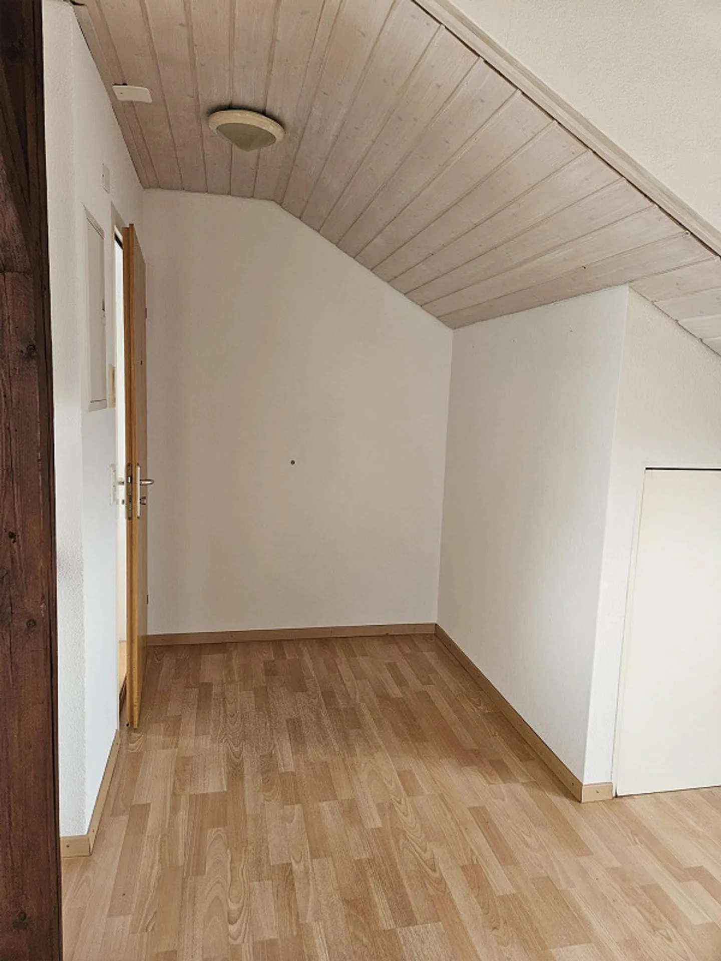 1 1/2 room attic apartment for singles - Photo 6 of 8
