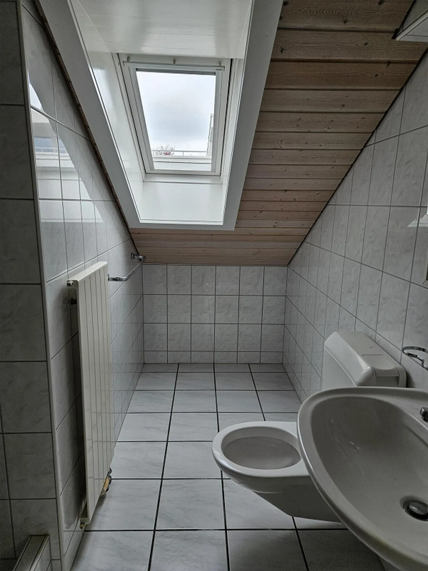 1 1/2 room attic apartment for singles - Photo 7 of 8