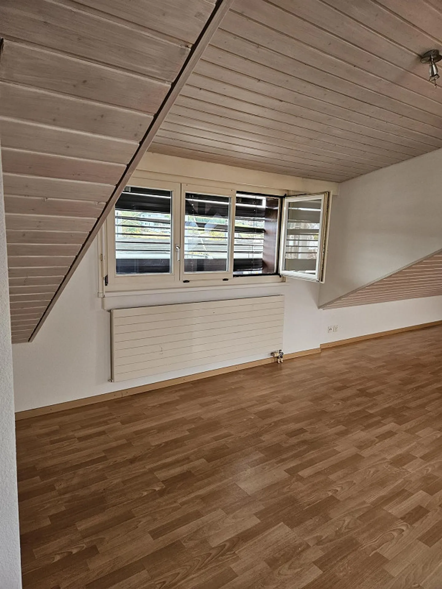 1 1/2 room attic apartment for singles - Photo 3 of 8