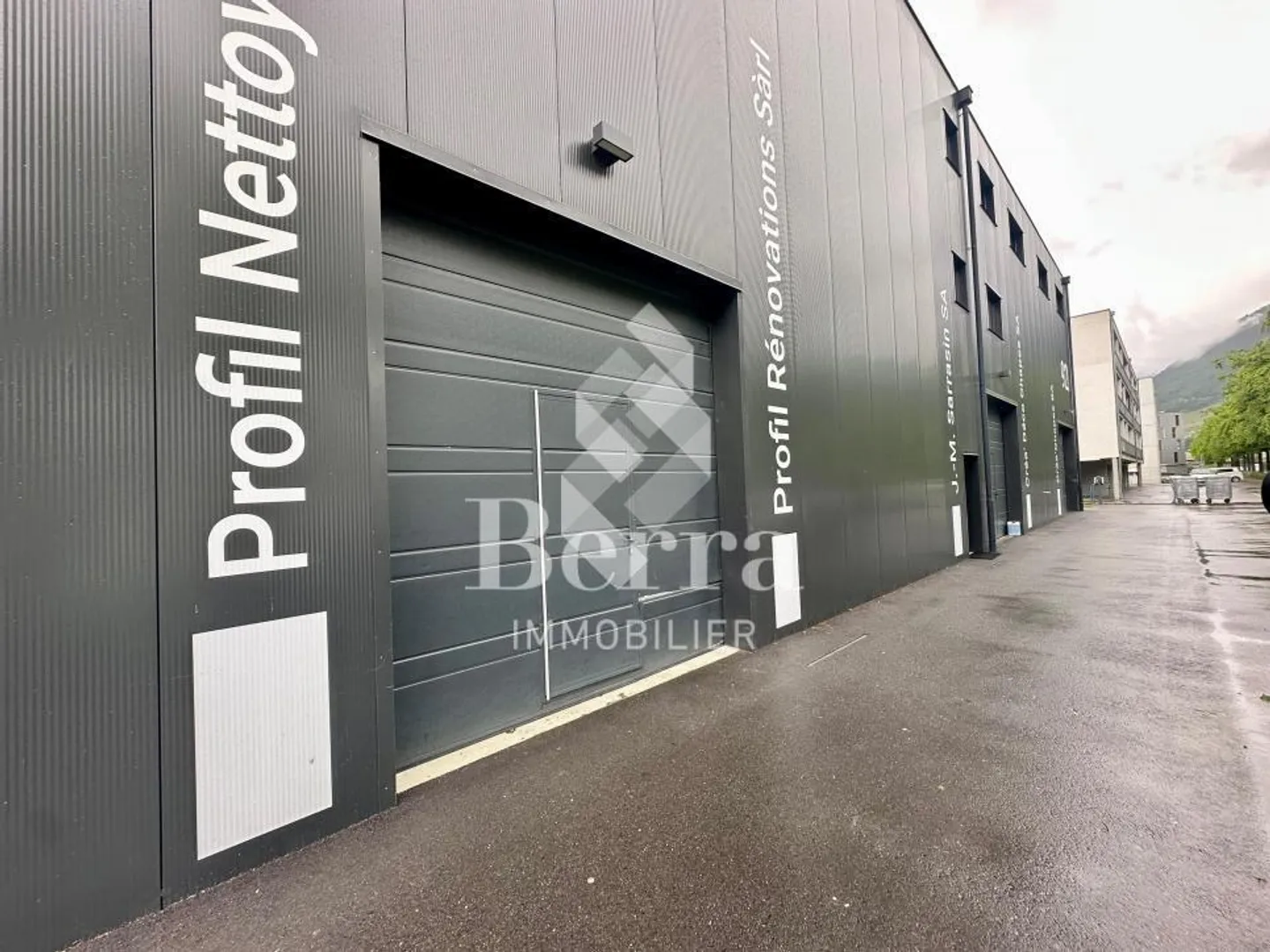 Boxhalle mit Sektionaltor - Foto 2 von 7