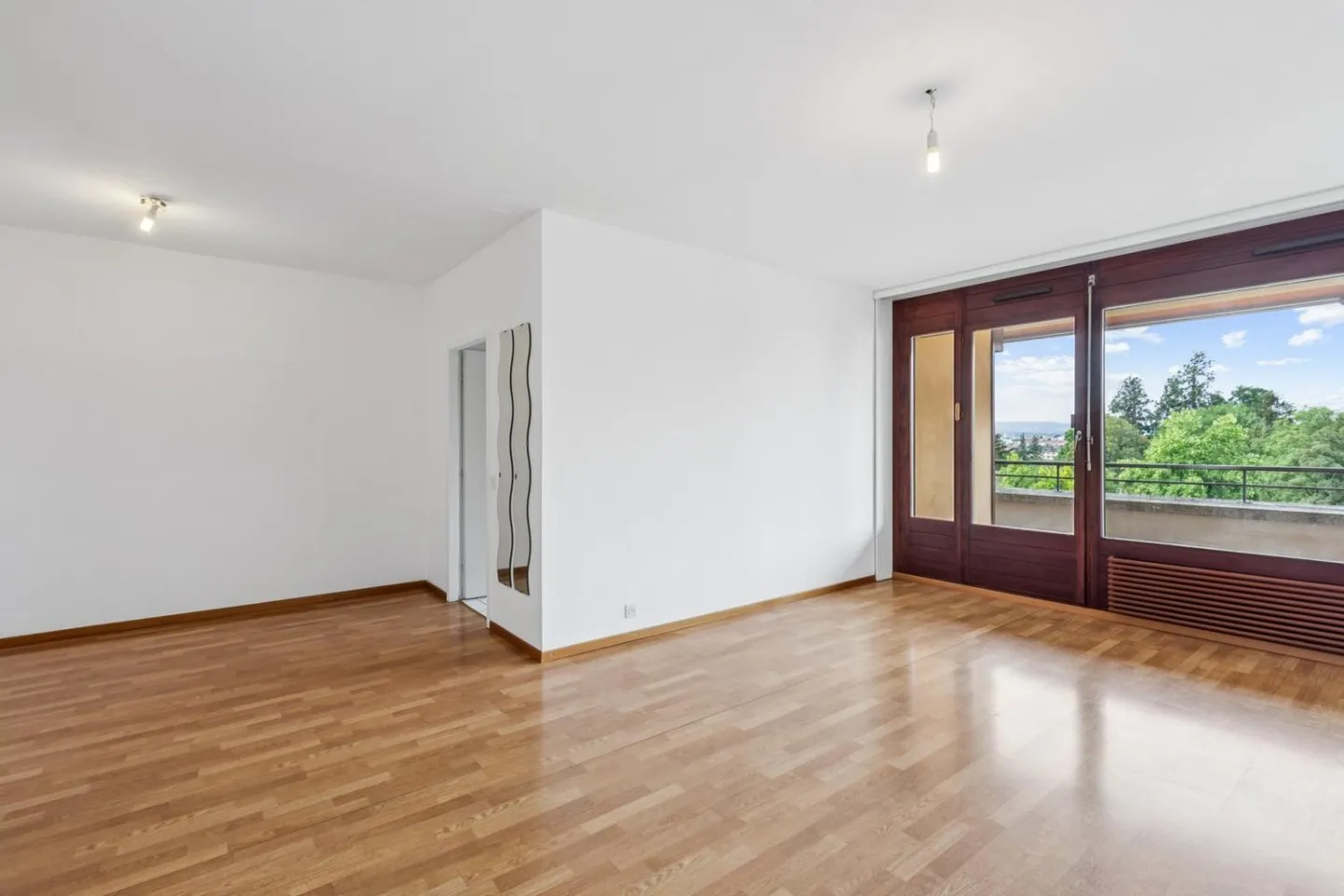 EXCLUSIVITY - Beautiful 4-Room Apartment on a Higher Floor - Photo 2 of 7