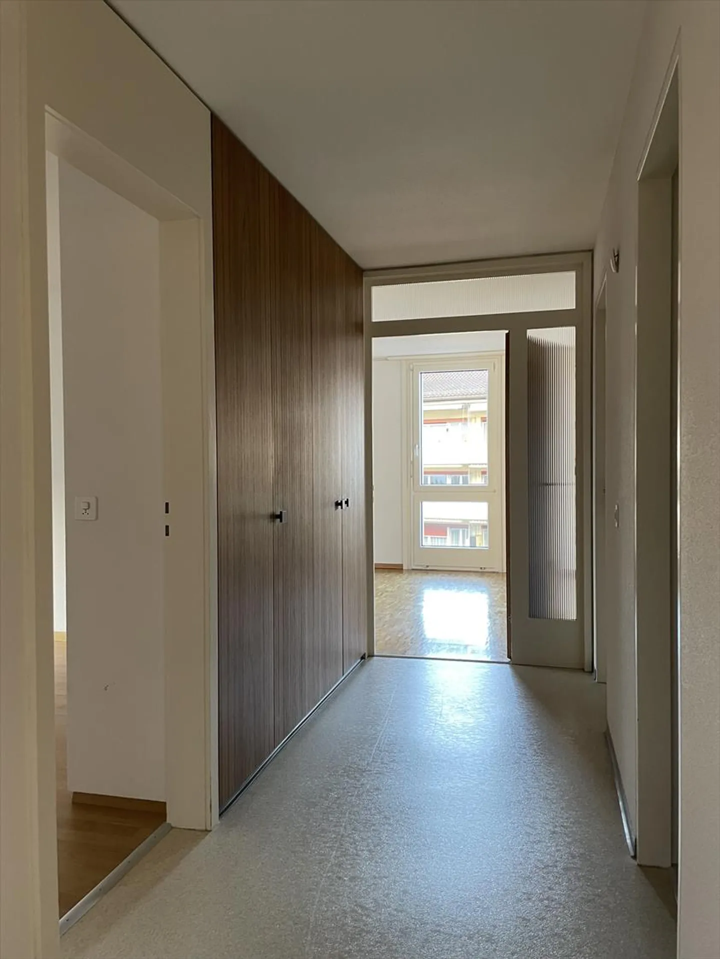 Gioiello spazioso in una posizione residenziale ideale! - Foto 3 di 13