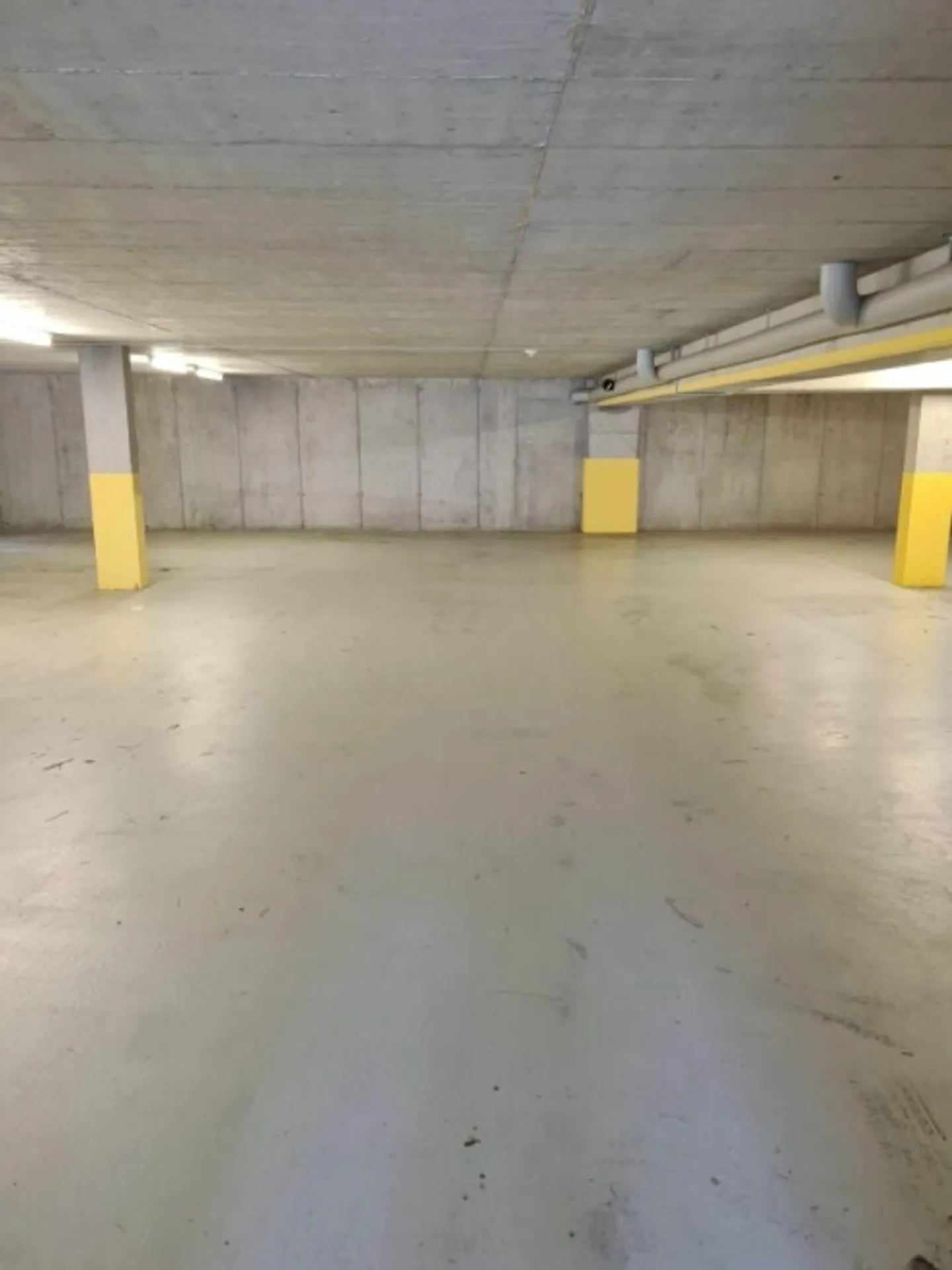 Posto auto sotterraneo in affitto vicino alla stazione (senza opzione di ricarica!) - Foto 3 di 3