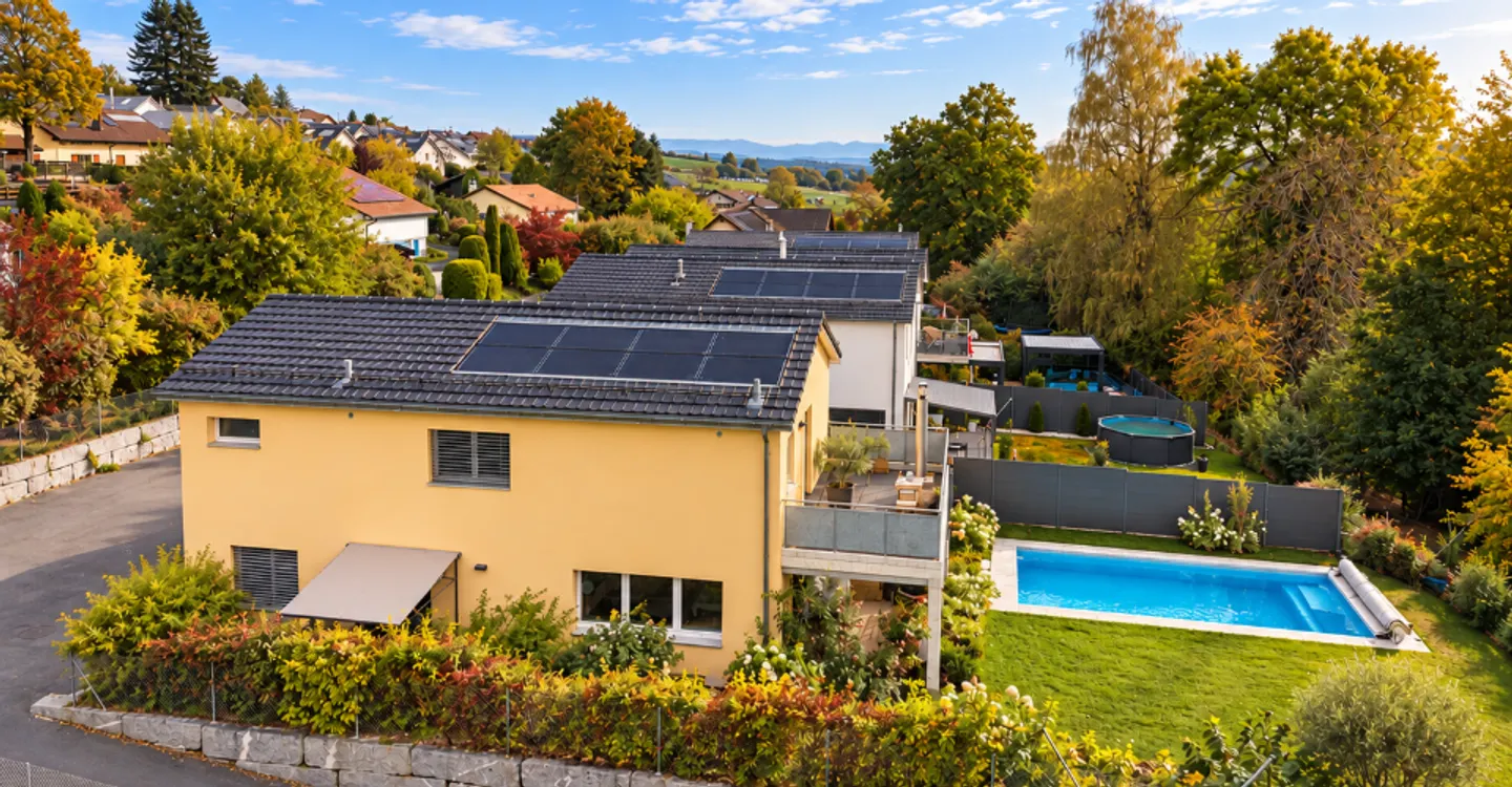 Villa contemporanea con piscina e giardino privato - Foto 1 di 13