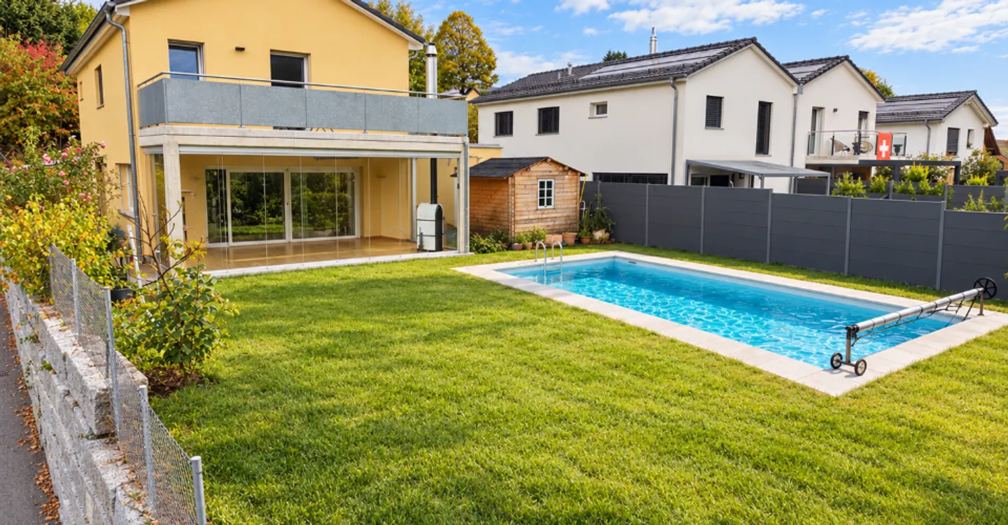 Villa contemporanea con piscina e giardino privato - Foto 2 di 13