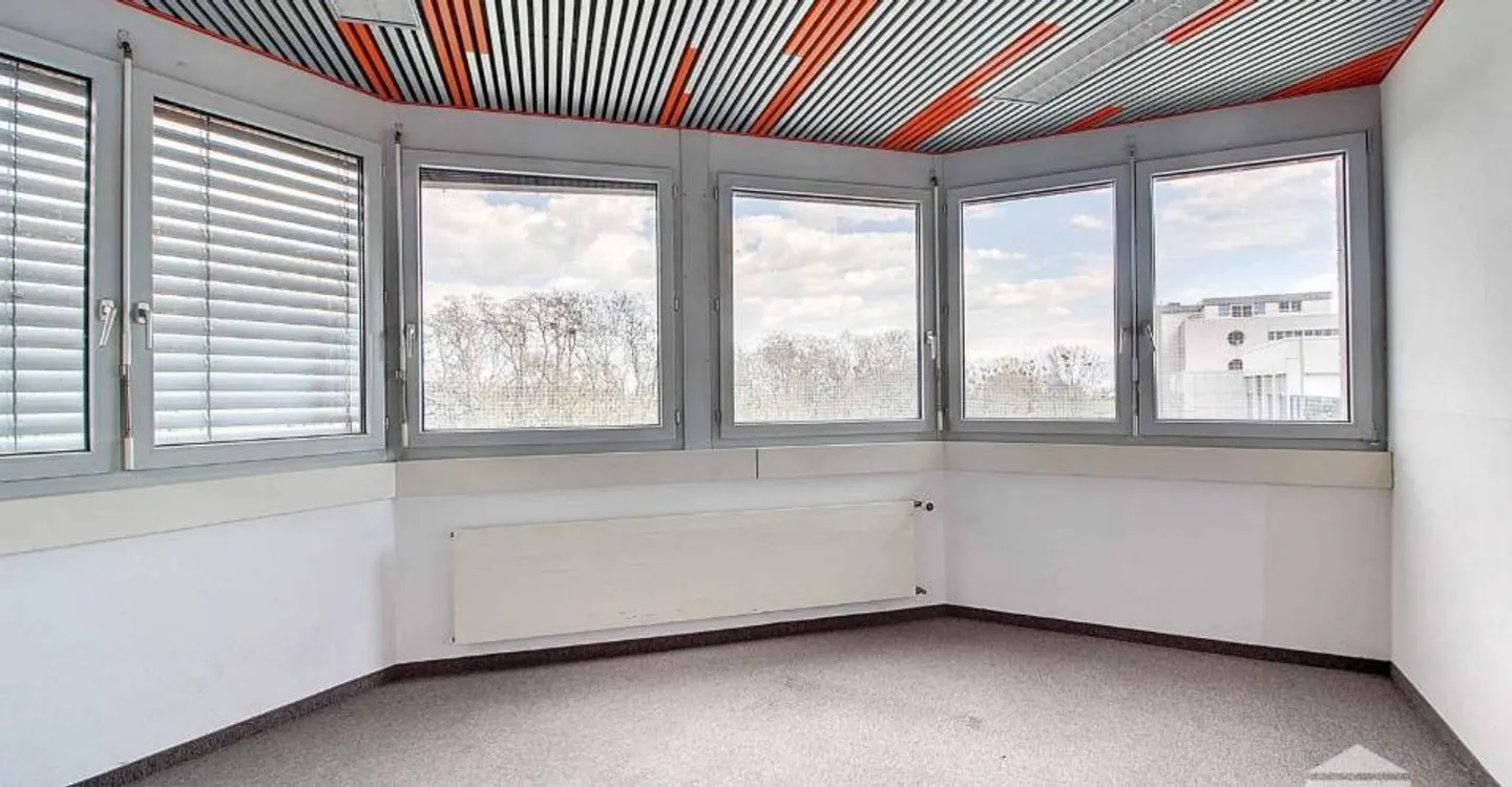 Commercial Space in Industrial Zone - Photo 6 of 11