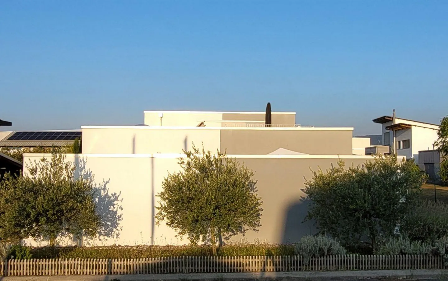 Gebäude mit 2 Wohnungen und 1 privatem Büro - Foto 1 von 21
