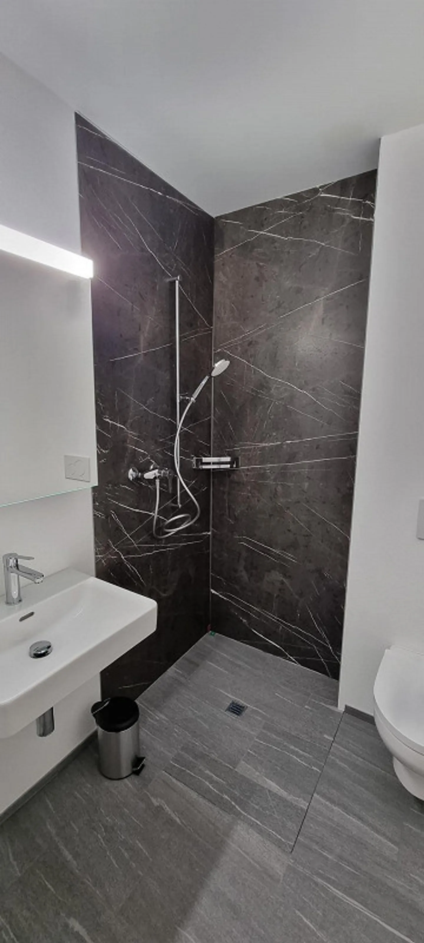 Nuova costruzione - camera arredata con doccia/WC privato - vivere come in hotel - Foto 9 di 16