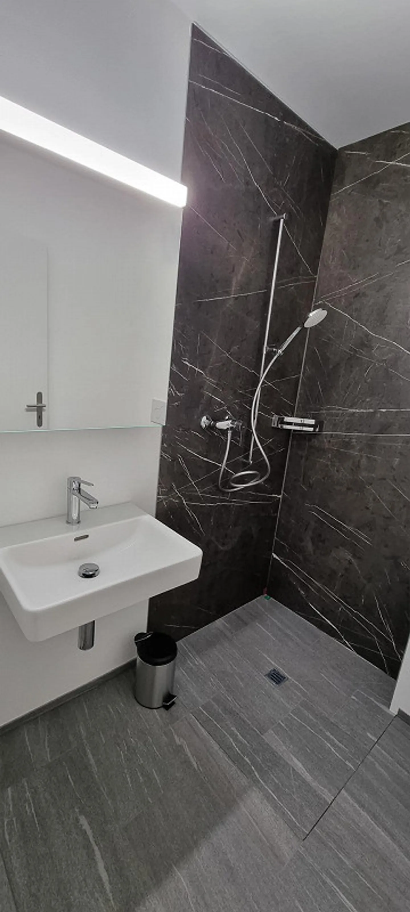 Nuova costruzione - camera arredata con doccia/WC privato - vivere come in hotel - Foto 10 di 16