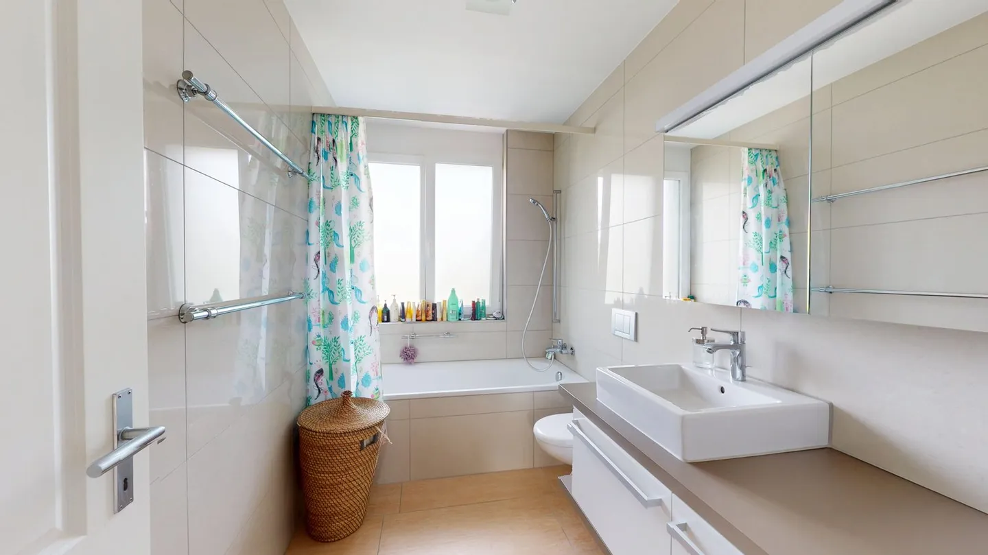 Beautiful 4.5 room apartment with balcony, lift and two underground parking spaces in Liestal - Photo 9 of 12