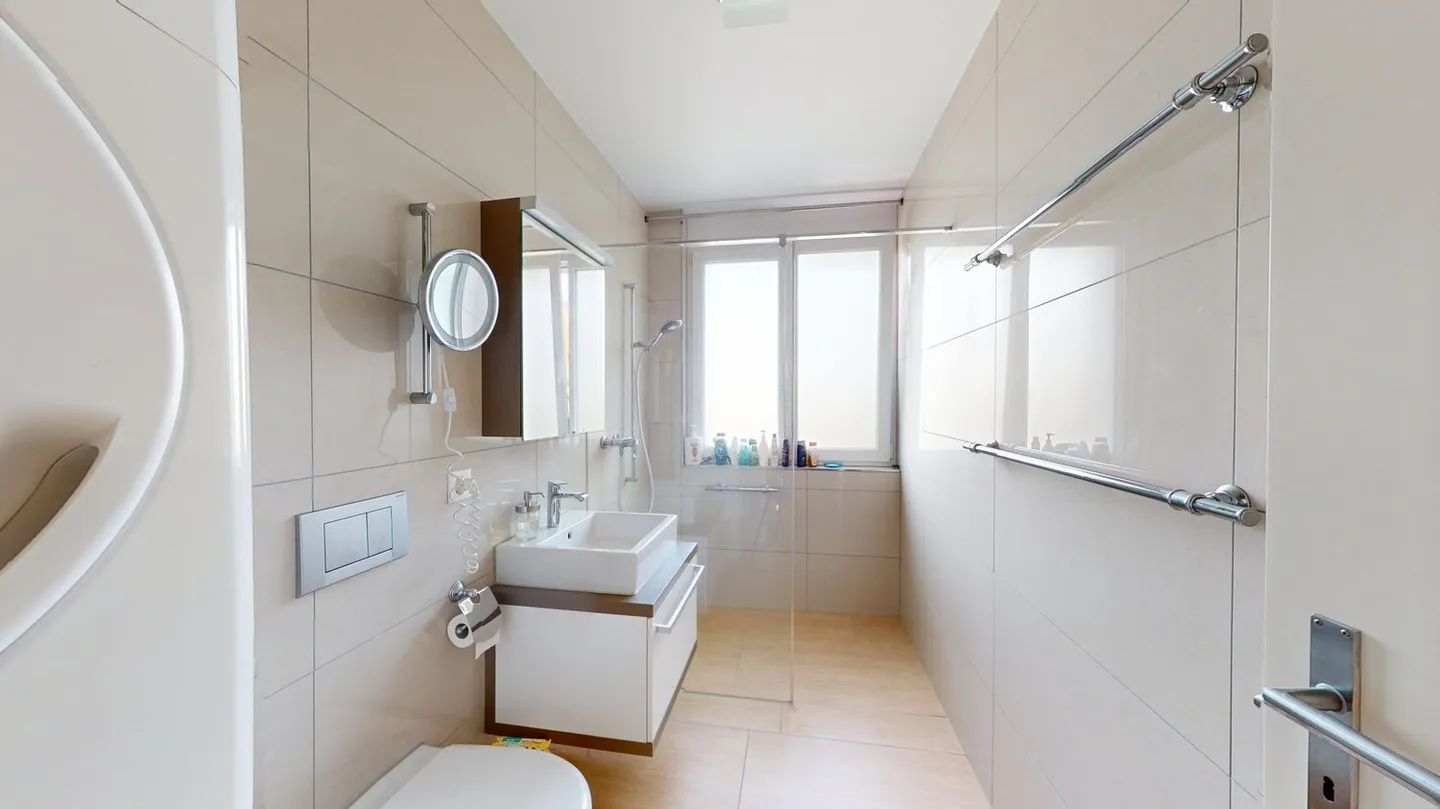 Beautiful 4.5 room apartment with balcony, lift and two underground parking spaces in Liestal - Photo 7 of 12