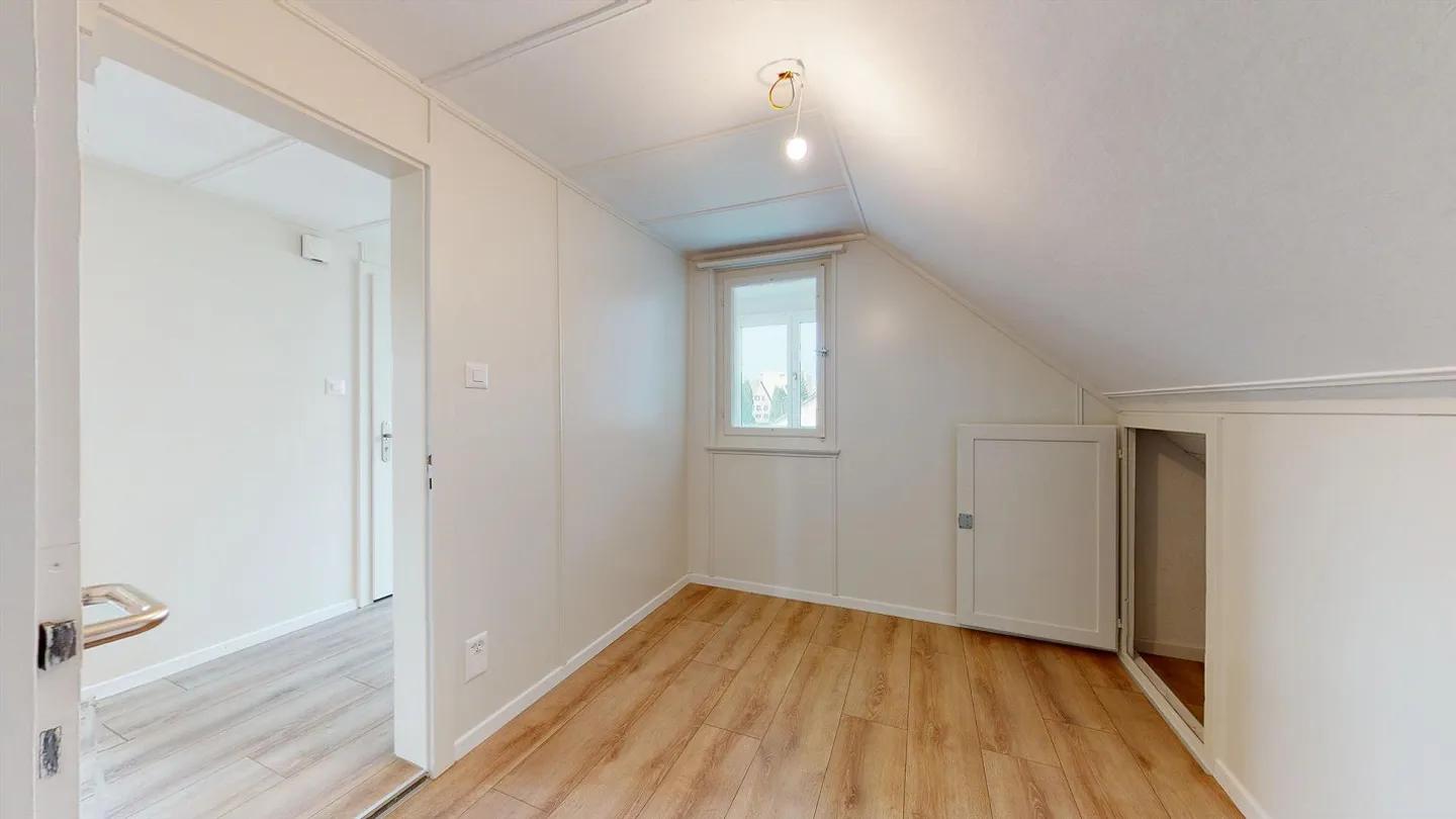 Appartement sous les combles de 4½ pièces bien entretenu avec réduit/loggia et coin salon - Photo 10 sur 14