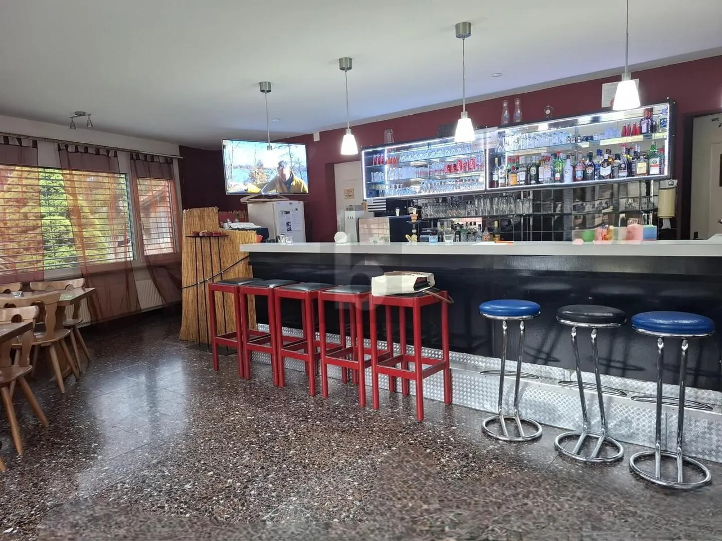 Restaurant spacieux avec appartement - Photo 2 sur 6