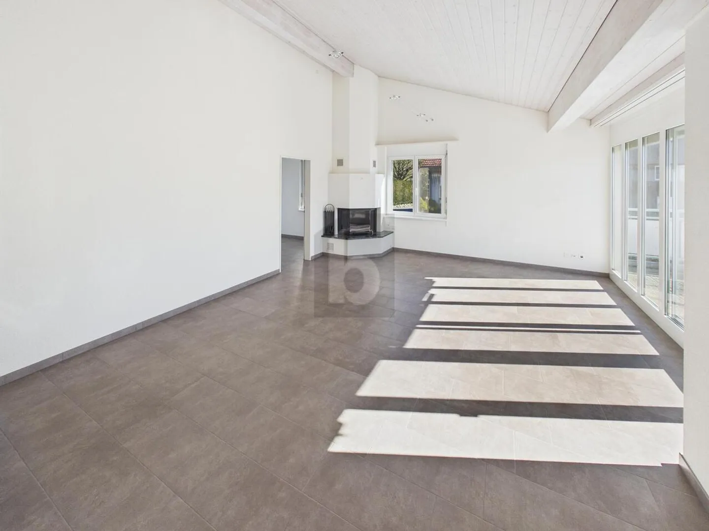 LIGHT-FLOODED & SPACIOUS IN A TOP LOCATION - Photo 1 of 6