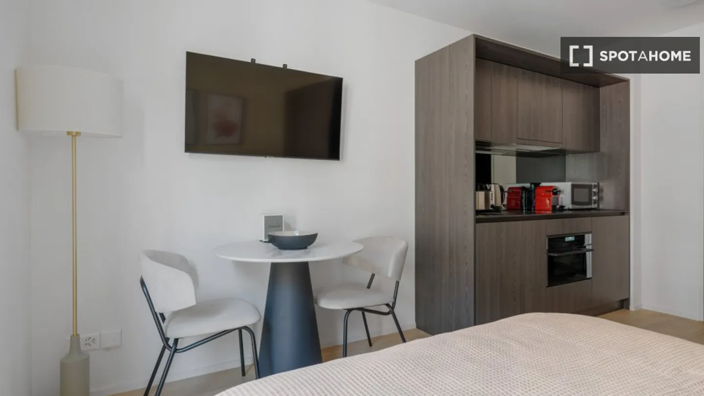 Discover, view, and rent your new home online with complete confidence. - Photo 2 of 5