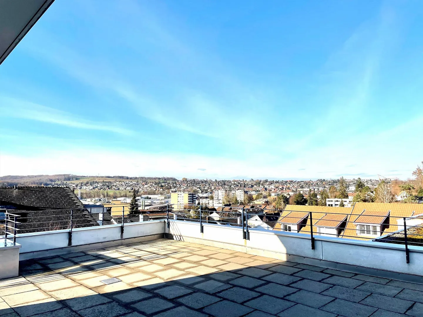 Appartement penthouse lumineux de 5,5 pièces dans un emplacement parfait avec vue ! - Photo 4 sur 13