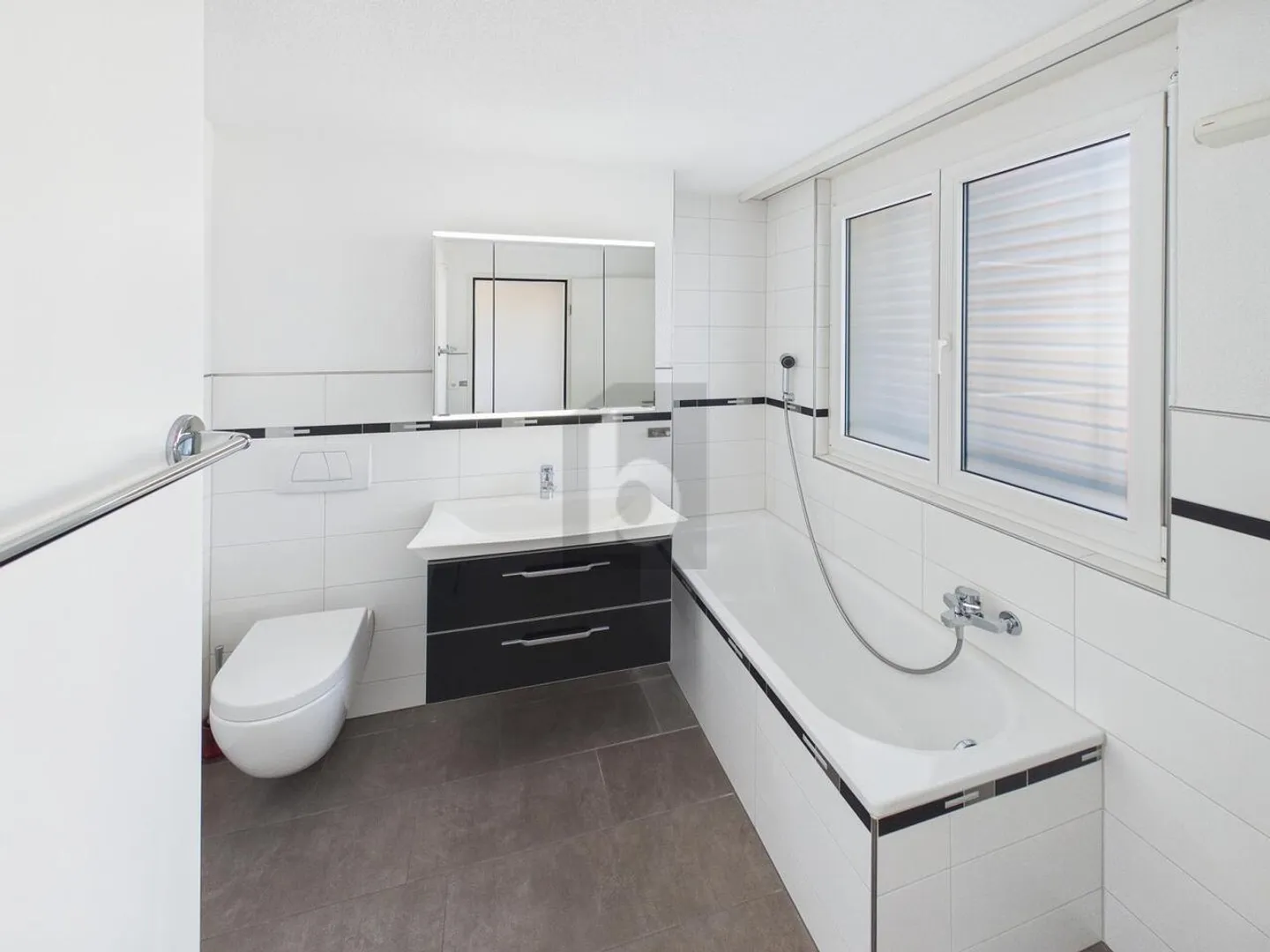 LIGHT-FLOODED & SPACIOUS IN A TOP LOCATION - Photo 3 of 6