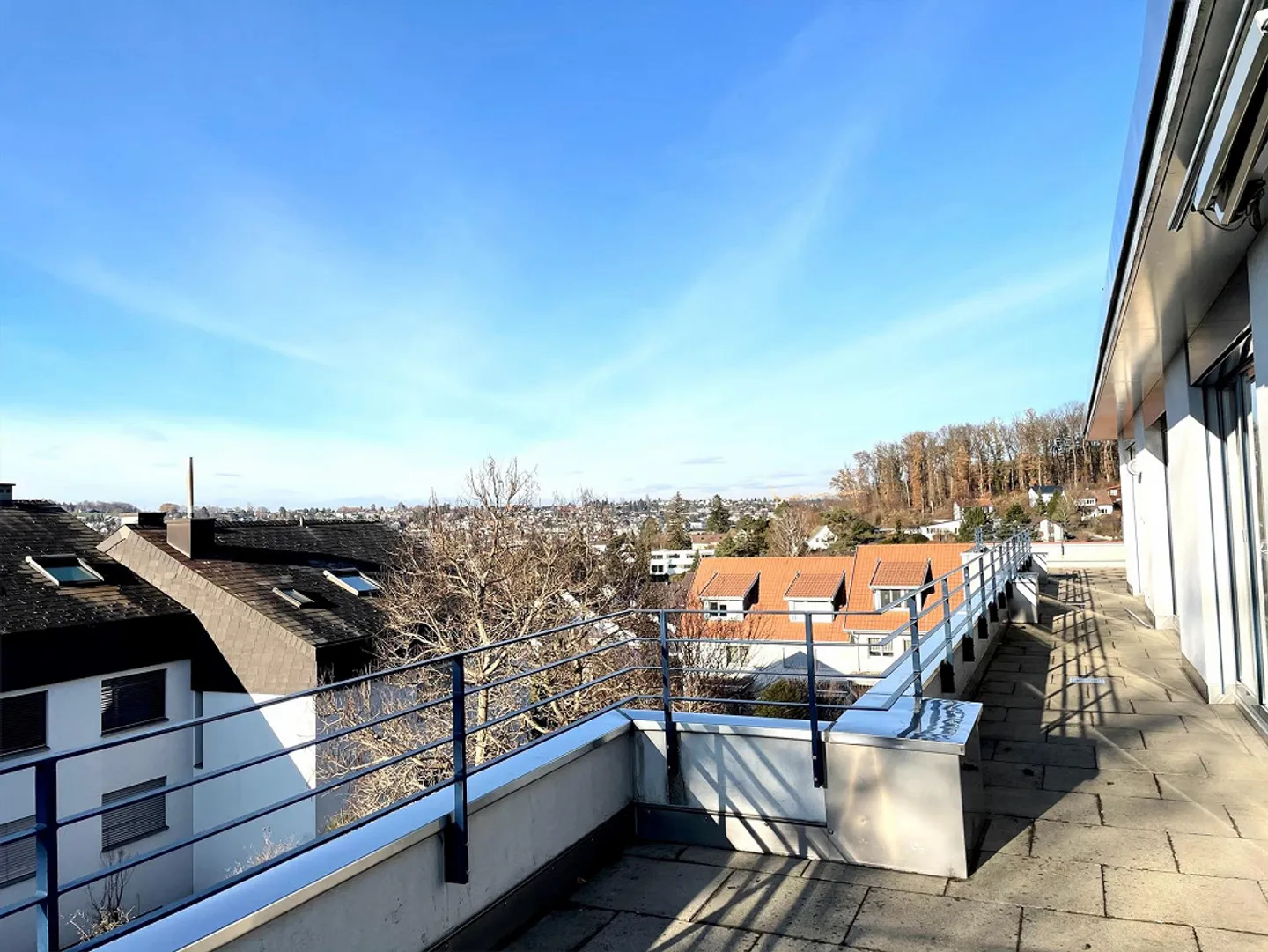 Appartement penthouse lumineux de 5,5 pièces dans un emplacement parfait avec vue ! - Photo 5 sur 13