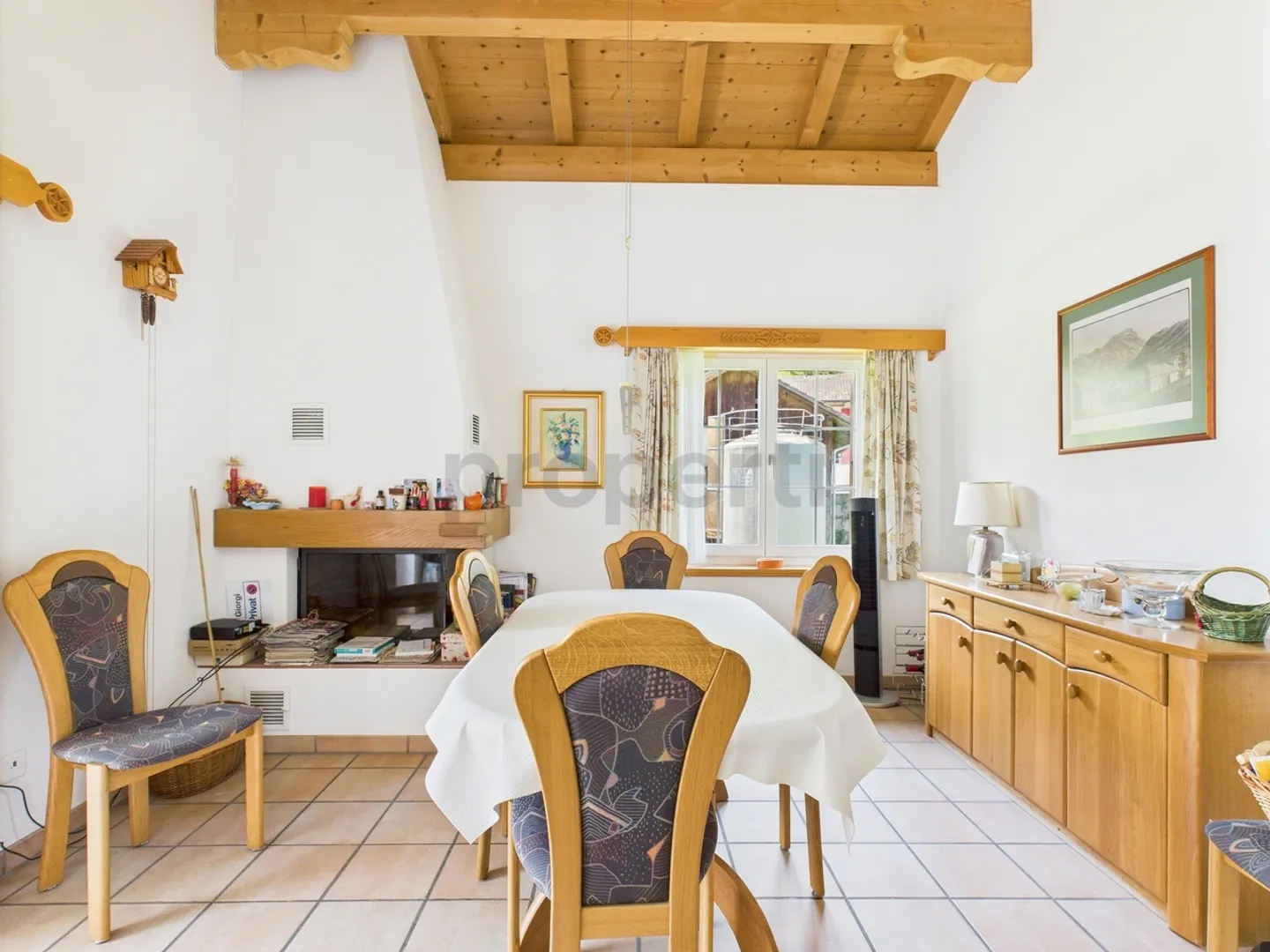 Willkommen in Valens! Zu verkaufen stilvolle 3.5 Zimmer Wohnung mit schönem Bergblick - Foto 2 von 13