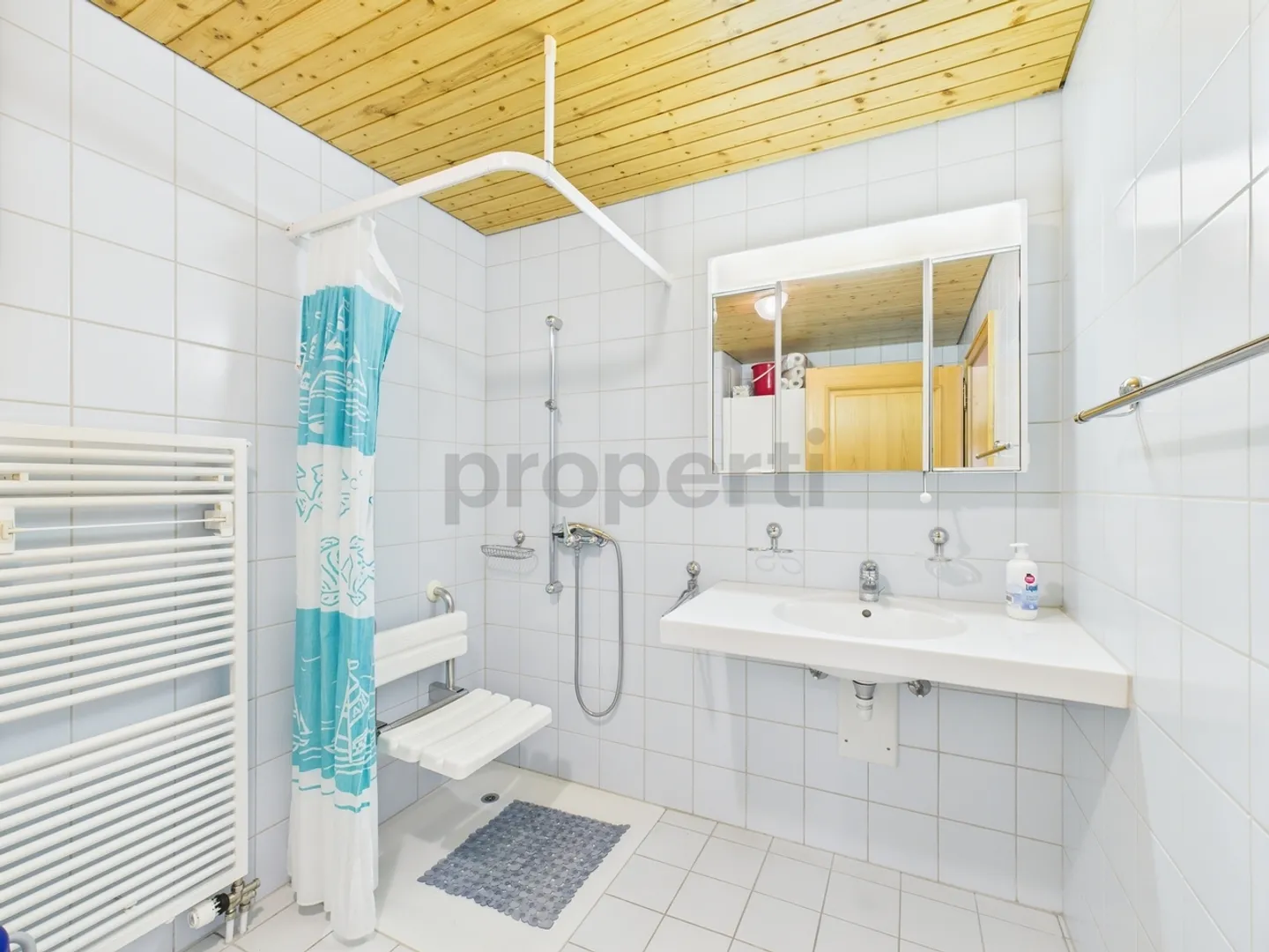 Willkommen in Valens! Zu verkaufen stilvolle 3.5 Zimmer Wohnung mit schönem Bergblick - Foto 7 von 13