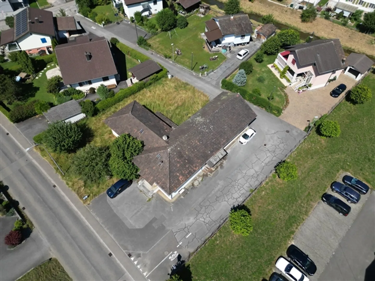 Bâtiment commercial avec un fort potentiel résidentiel - Au cœur d'Alle - Photo 2 sur 6