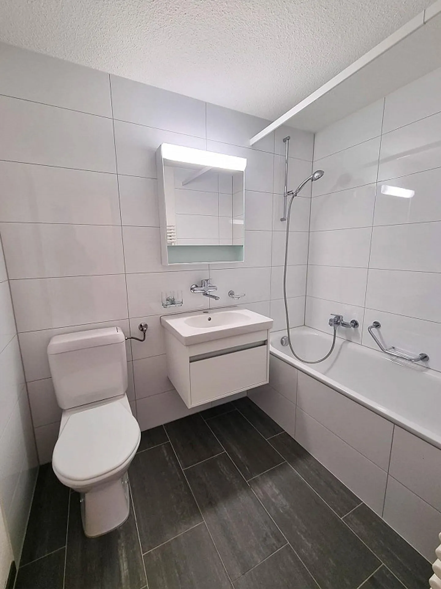 Vivere con vista sulle colline e sul paesaggio montano - Foto 3 di 14