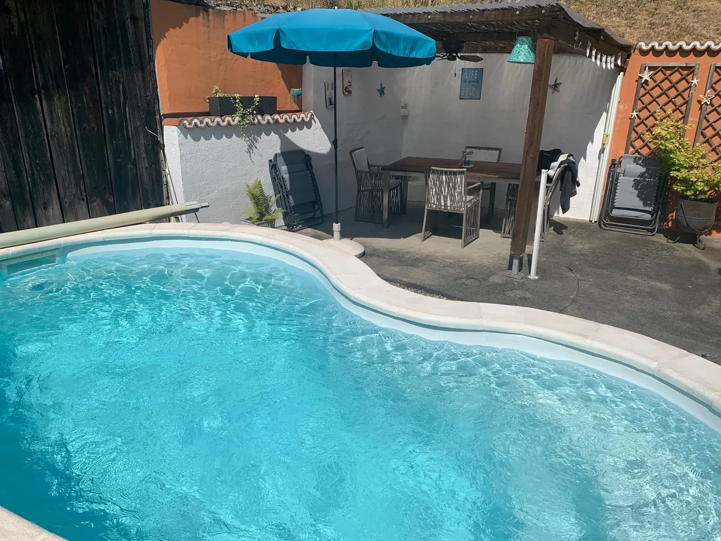 Charming Detached House with Pool - Photo 9 of 10