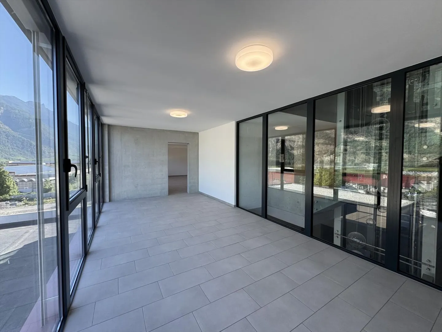 Bureau ou espace pour petite industrie avec de grandes façades en verre ! - Photo 2 sur 13