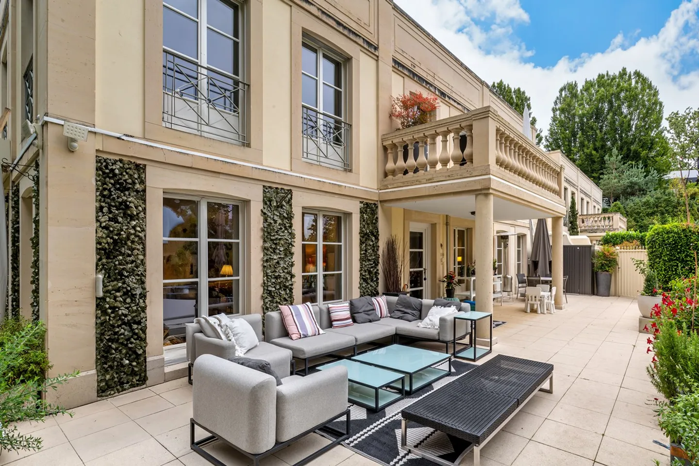 High-end duplex in a prestigious residence in an idyllic setting - Photo 6 of 10