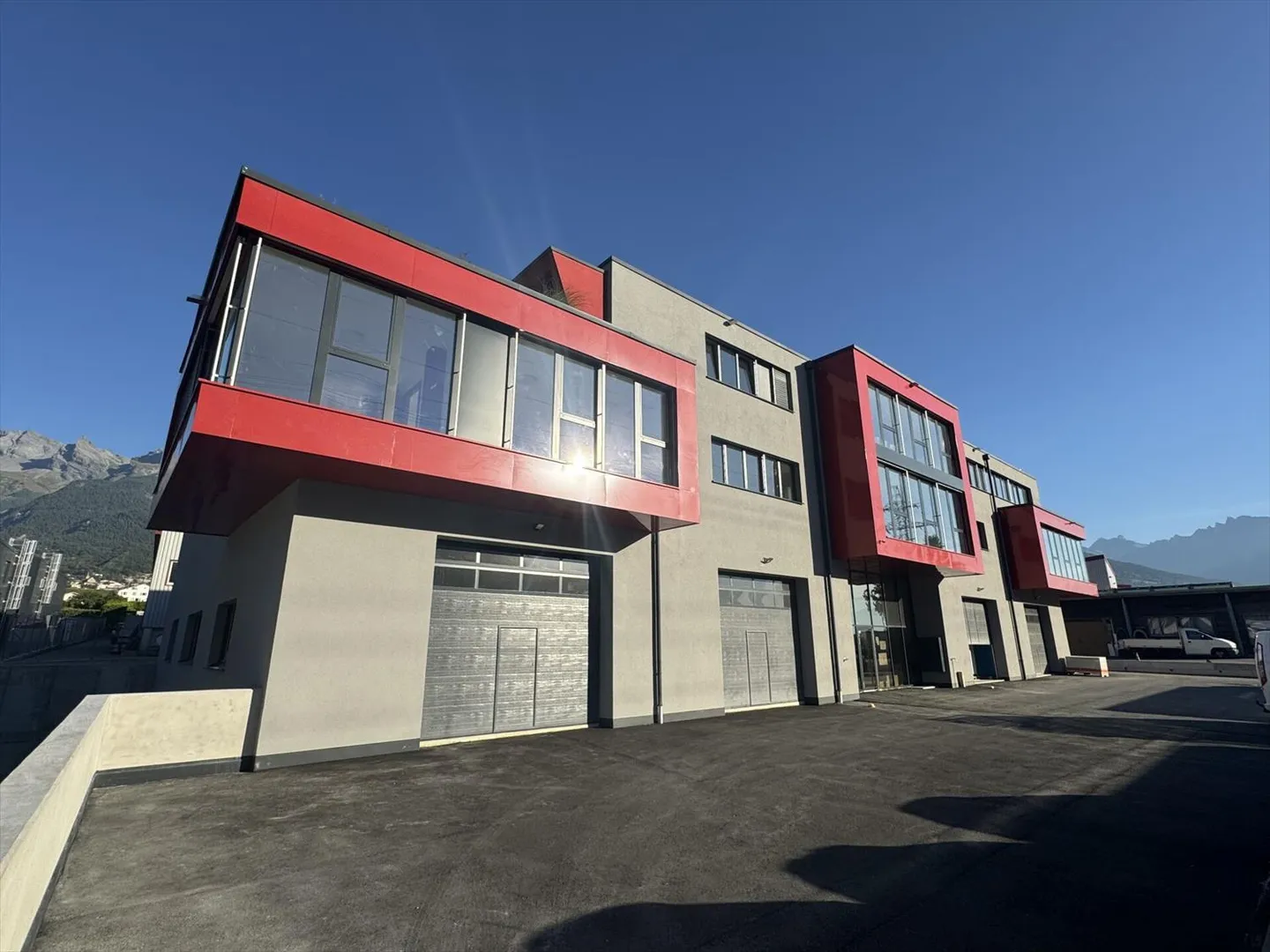Bureau ou espace pour petite industrie avec de grandes façades en verre ! - Photo 3 sur 13