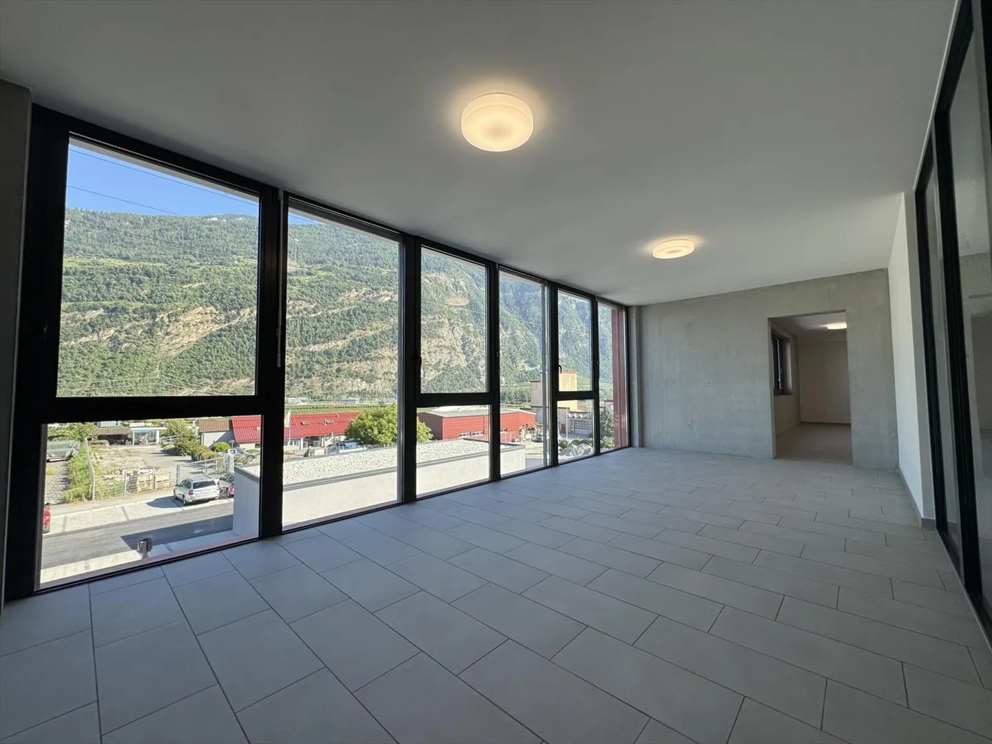 Bureau ou espace pour petite industrie avec de grandes façades en verre ! - Photo 4 sur 13